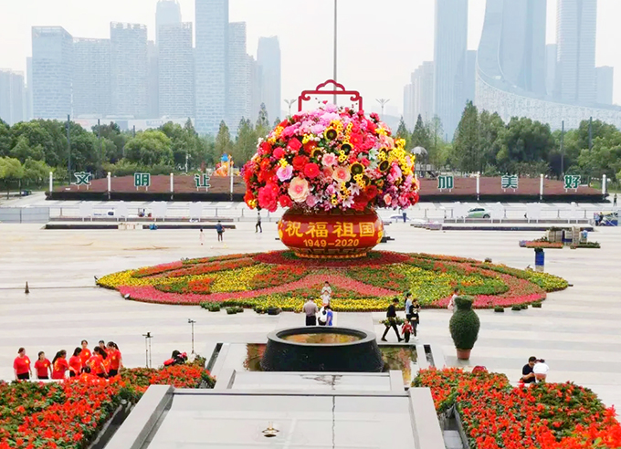 國(guó)慶立體花壇合肥市政府大樓國(guó)旗廣場(chǎng)”普天同慶，盛世華章“01-合肥林園合肥市林業(yè)和園林局官方微信.jpg