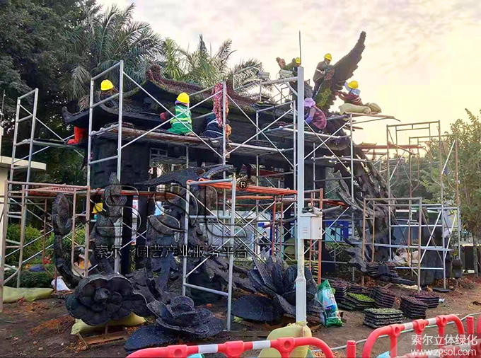 10 2020年12月廣東深圳龍華區(qū)觀瀾街道河濱公園元旦主題綠雕“鳳凰納吉 福棲觀瀾” (5).jpg