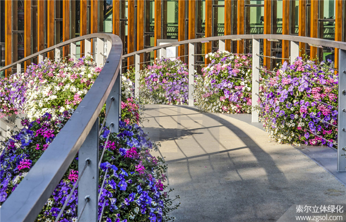 06國外護(hù)欄綠化 (12).jpg